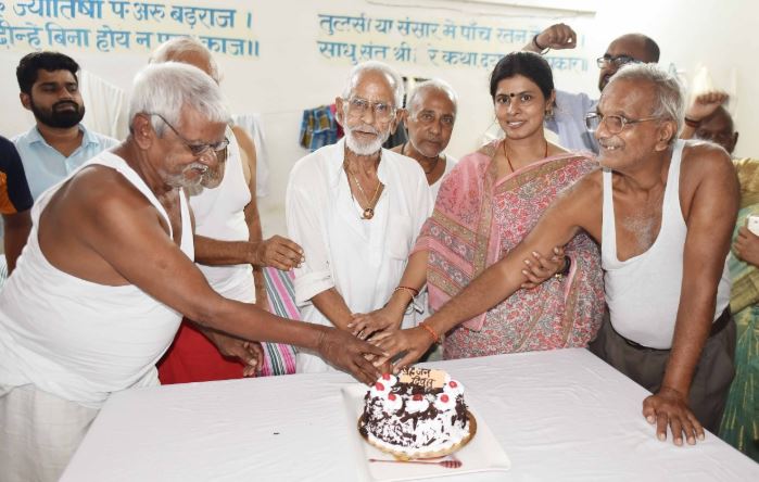 Photo of बुजुर्ग दिवस पर ओल्ड एज होम पहुंची स्वाती सिंह, बात करते-करते हो गयीं भावुक