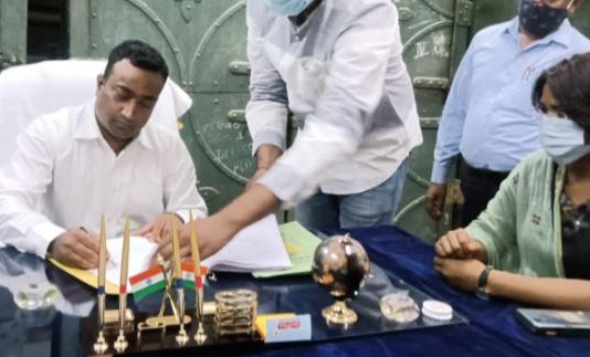 नवागत जिलाधिकारी नितीश कुमार ने चार्ज सम्हला