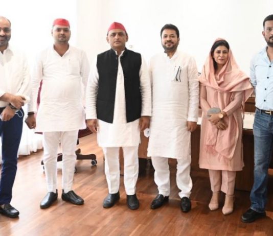 अखिलेश यादव की उपस्थिति में सत्तादल नेता के साथ अन्य दलों का सपा में विलय