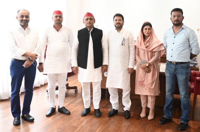 Photo of अखिलेश यादव की उपस्थिति में सत्तादल नेता के साथ अन्य दलों का सपा में विलय