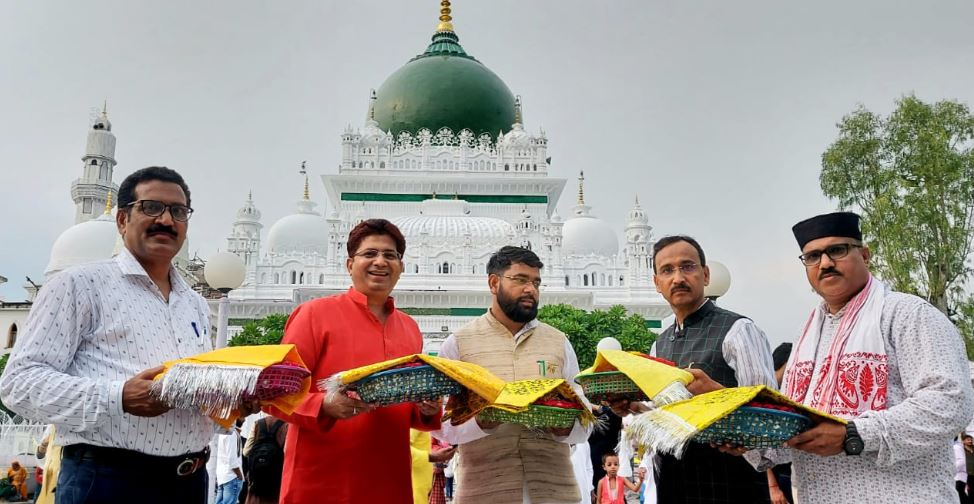 Photo of दरगाह पर पत्रकारों और समाजसेवियों ने पेश की अकीदत की चादर