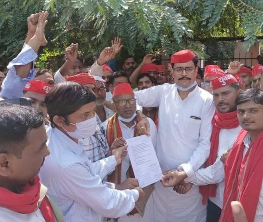 लखीमपुर खीरी की घटना के विरोध में किसानों की नारेबाजी
