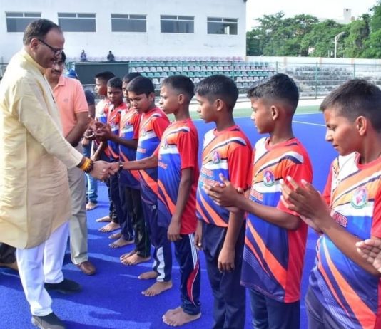 अंडर -14 स्टेट हॉकी टूर्नामेंट में पहुंचे मंत्री बृजेश पाठक