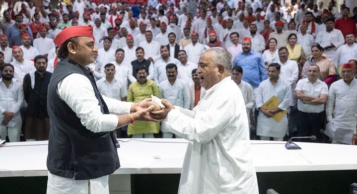 Photo of अखिलेश यादव को विजयी भव का आशीर्वाद