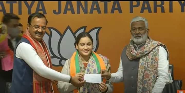 Photo of नेताजी की बहू अब कमल के साथ