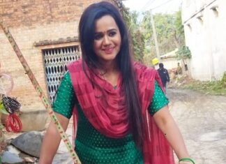 नए साल में चूड़ी बेच रही हीरोइन गुंजन पंत