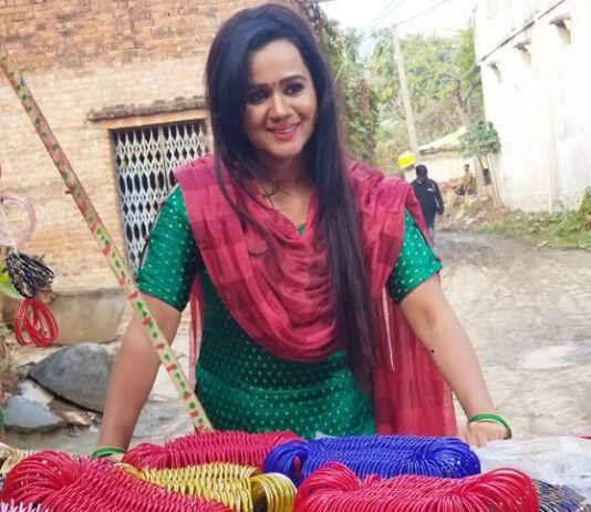 चूड़ी बेचने लगी खूबसूरत हीरोइन