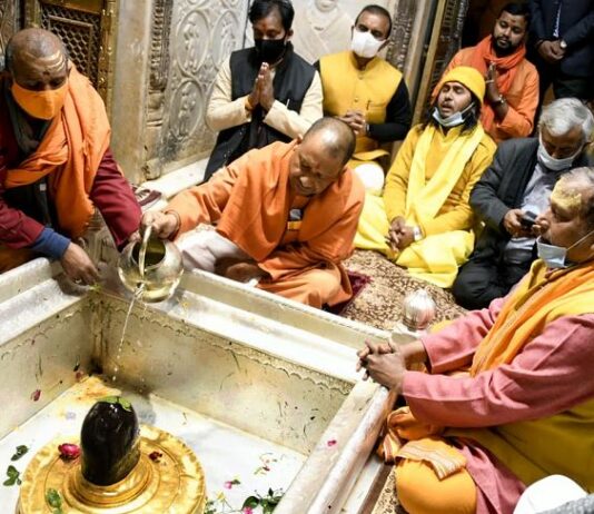 मुख्यमंत्री ने श्री काशी विश्वनाथ मंदिर में दर्शन-पूजन किया
