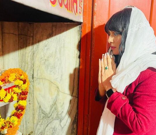 बाबा गोरखनाथ के दर पर पाखी हेगड़े ने टेका मत्था