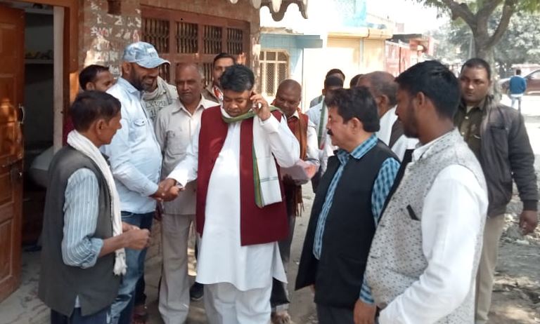 Photo of कांग्रेस प्रत्याशी गांव-गांव मांगे वोट