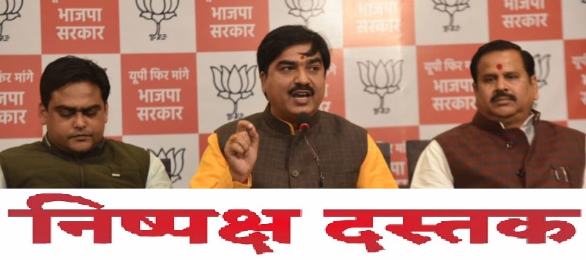 Photo of नेता जी का आर्शीवाद छोटी बहू के साथ-प्रेम शुक्ला