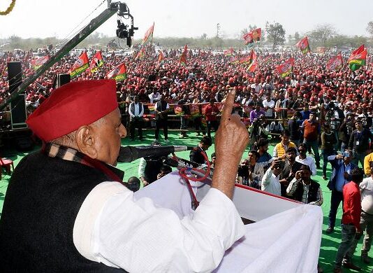 बेटे अखिलेश के लिए नेता जी ने मांगा वोट