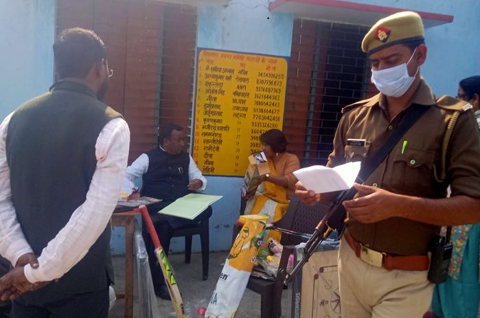 Photo of जिलाधिकारी ने मतदान केन्द्रों का निरीक्षण किया