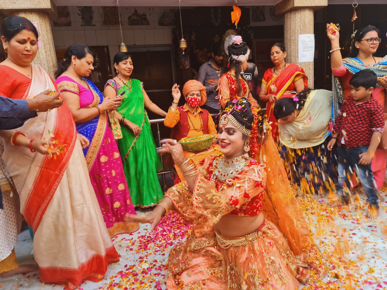 Photo of राधा कृष्ण की फूलों की होली बनी आकर्षण का केन्द्र