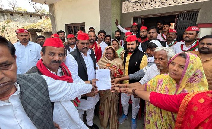 Photo of बूथ एजेन्ट आलोक पाल की हत्या सपा ने भेंट कर सांत्वना दी
