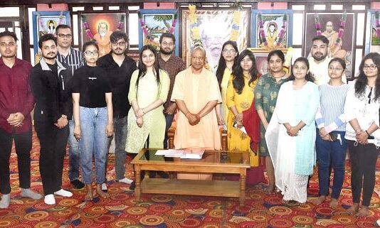 गोरखपुर में यूक्रेन से सकुशल लौटे छात्र-छात्राओं से मुख्यमंत्री ने मुलाकात की