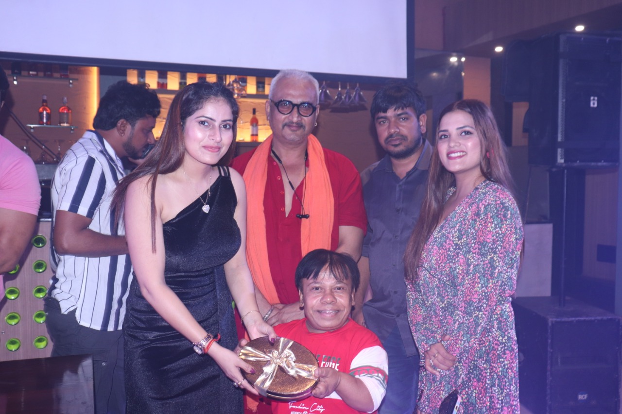 Photo of आयुषी के बर्थडे में फिल्मी सितारों ने मचाया धमाल