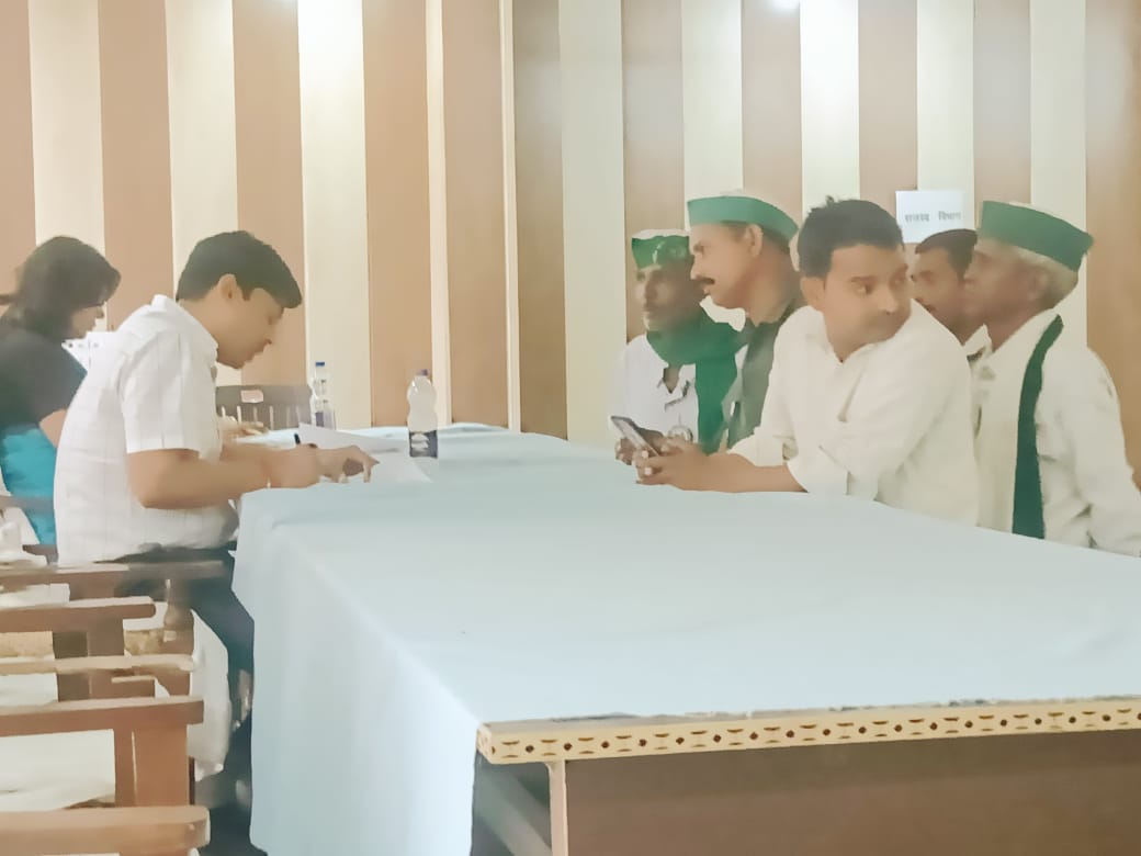 Photo of संपूर्ण समाधान दिवस में 33 शिकायतो में 2 का निस्तारण