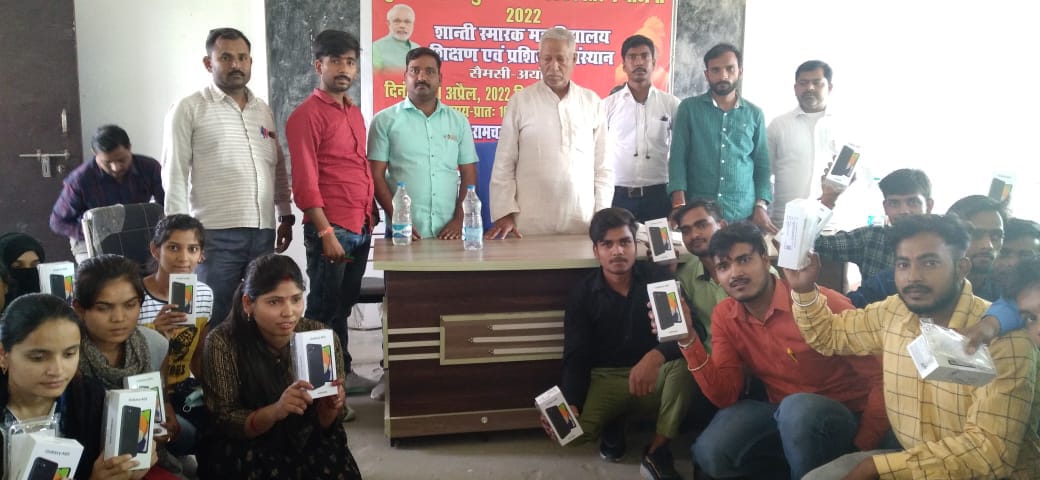 Photo of छात्र छात्रओं को प्रबंधक ने बांटा स्मार्टफोन