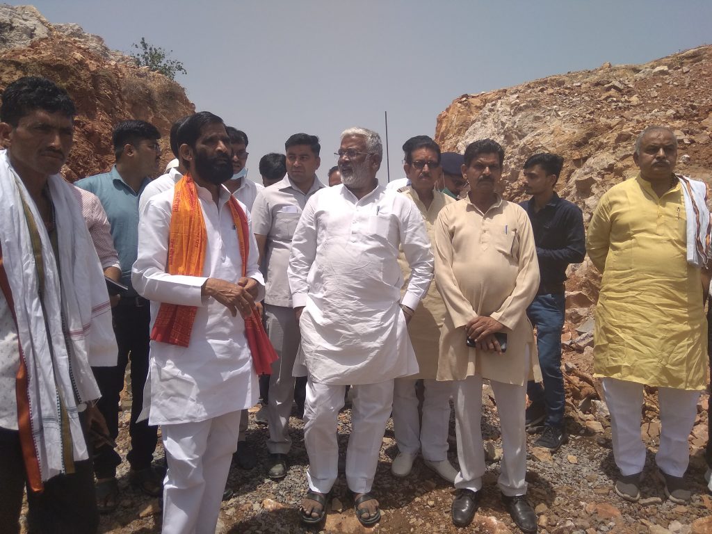 Photo of खराब स्थित के चलते सिंचाई मंत्री ने ली अधिकारियों की क्लास