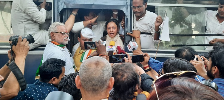 Photo of लखनऊ में कांग्रेस का प्रदर्शन लाठीचार्ज