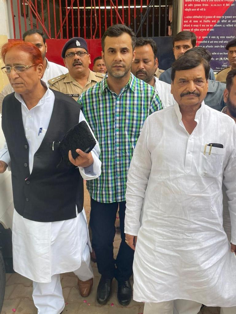 Photo of 812 दिन बाद जेल से रिहा हुए आजम