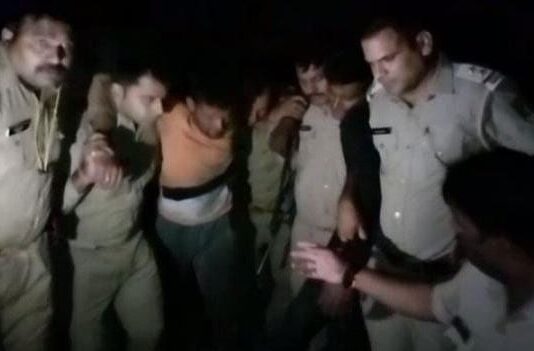 पुलिस मुठभेड़ में दो शातिर चोर गिरफ्तार ,मौके से अवैध असलहा कारतूस बरामद