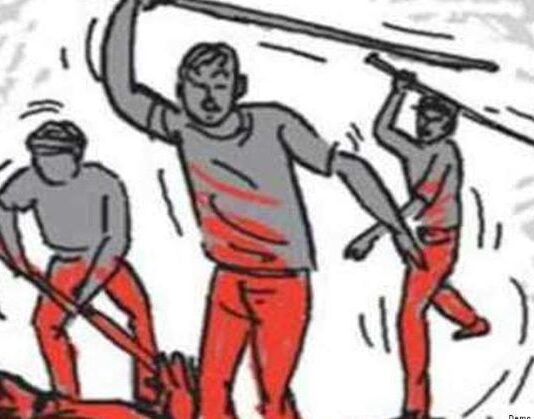 धर्मांतरण को पहुँचे युवक को ग्रामीणों ने पिटा