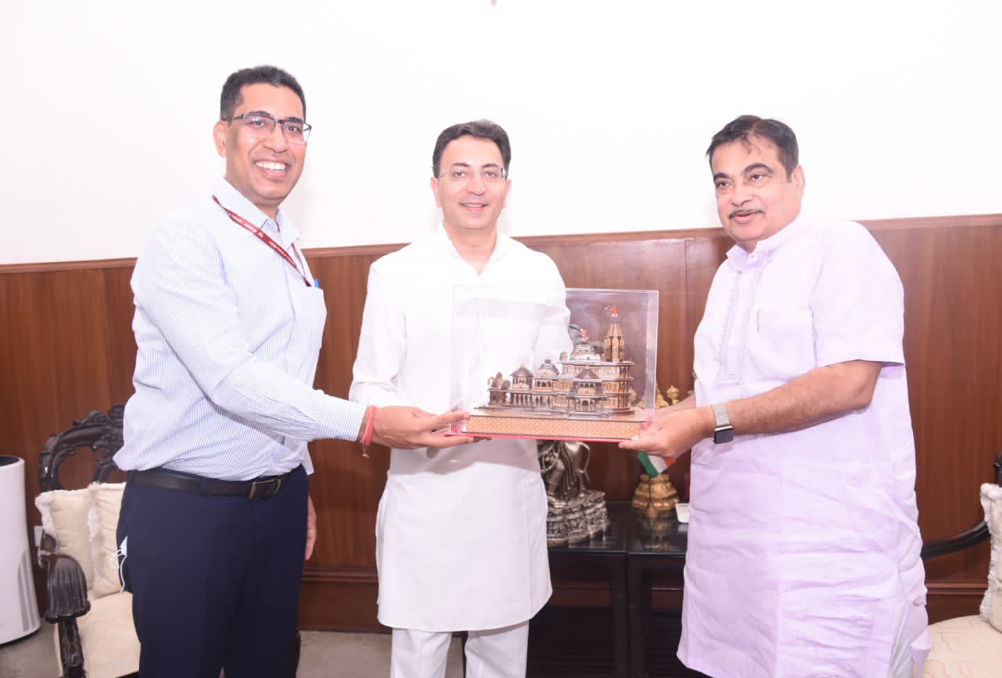 Photo of पीडब्ल्यूडी मंत्री ने केंद्रीय मंत्री से प्रदेश मे में सड़कों का जाल बिछाने पर की चर्चा