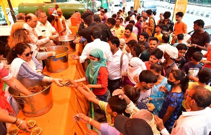 Photo of अखिलेश दास गुप्ता फाउंडेशन का विशाल भंडारा