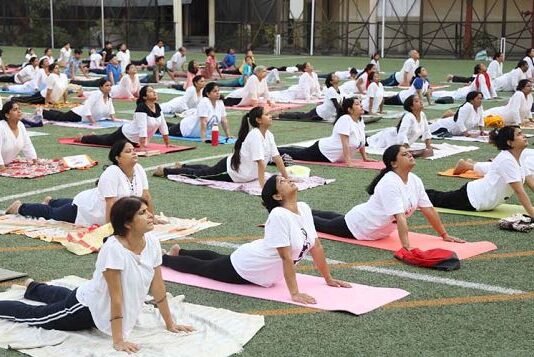 सी.एम.एस. छात्रों ने योग से निरोग का दिया संदेश