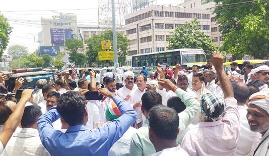 पुलिस की घेरेबन्दी कांग्रेस ने किया ई0डी0 आफिस पर प्रदर्शन