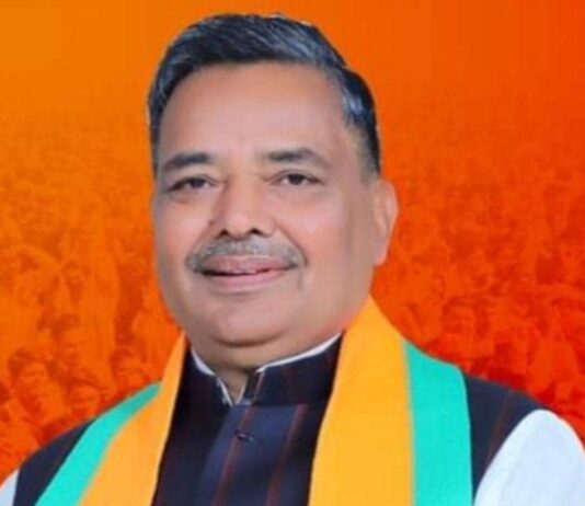 झांसी मण्डल के पर्यटन विकास परियोजनाओं पर कार्य युद्ध स्तर पर करें-जयवीर सिंह