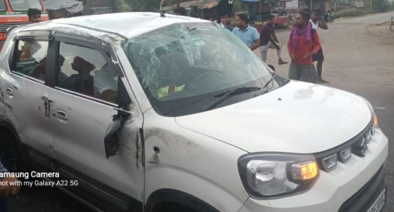 Photo of कार डिवाइडर से टकराई बाल बाल बचे कार सवार