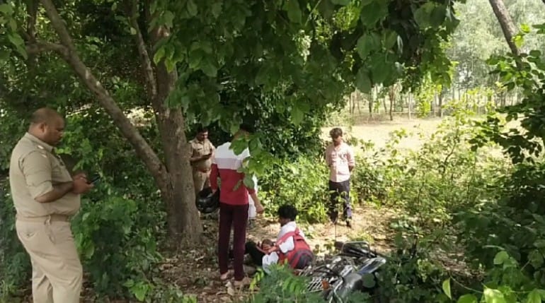 Photo of पेड़ से टकराई बाइक एक की मौत 12 वर्षीय बालक घायल