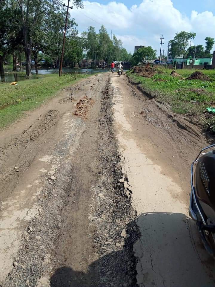 Photo of लोकनिर्माण विभाग झूठी रिपोर्ट लगाकर निर्माण कार्य दिखा रहा पूर्ण