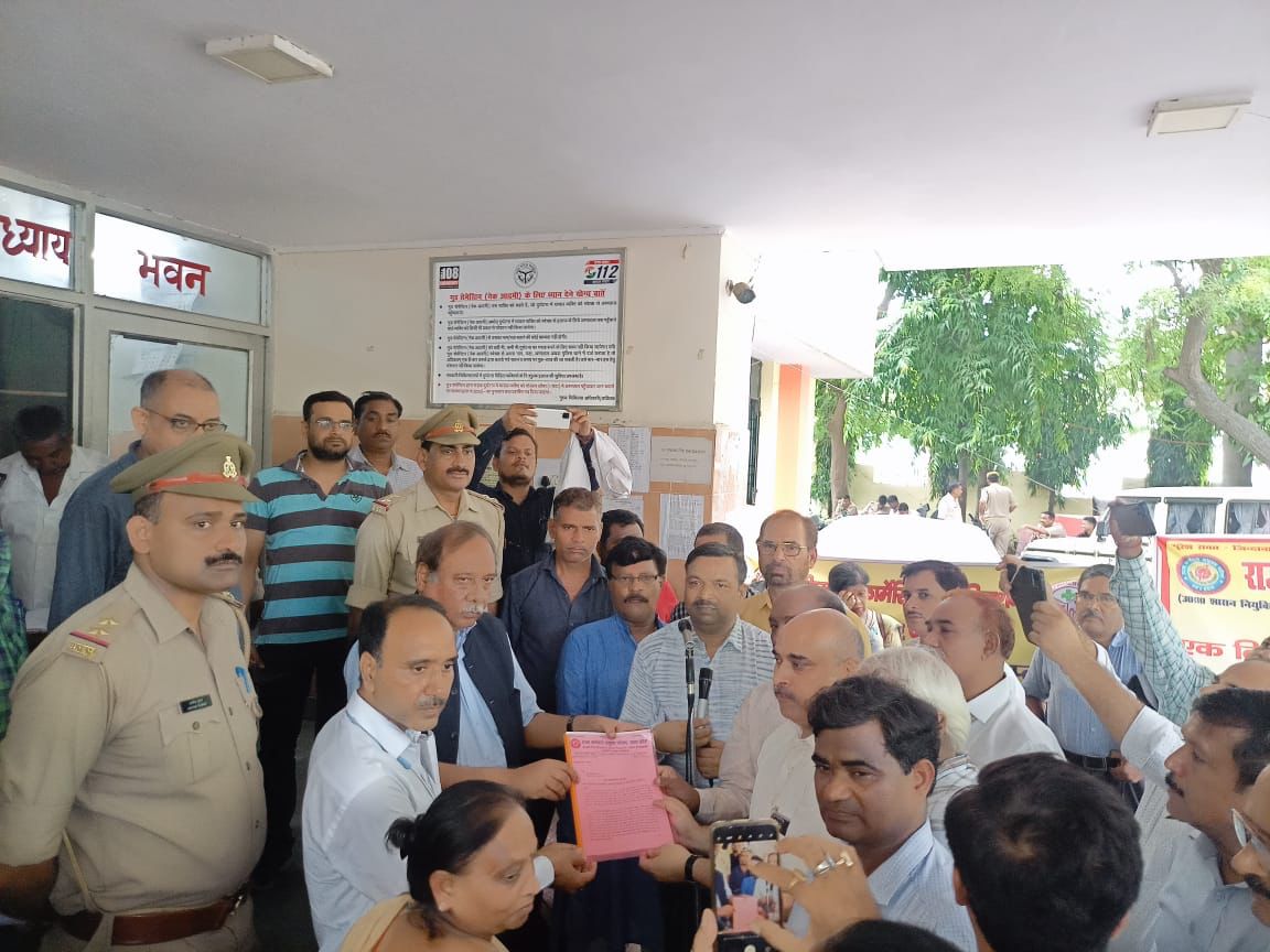 Photo of स्वास्थ्य विभाग में अनियमित स्थानांतरण के विरोध में धरना