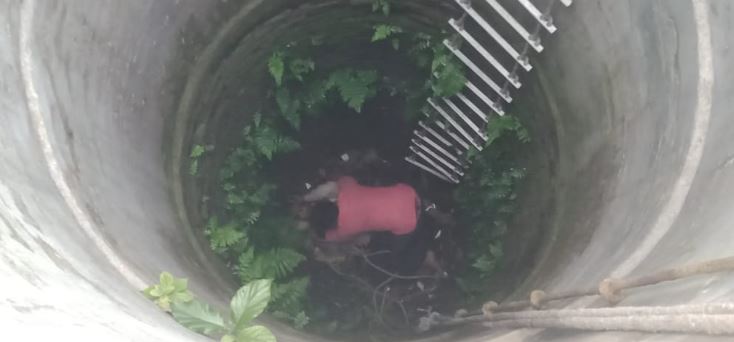 Photo of कुँए में गिरे अधेड़ व्यक्ति को पुलिस ने निकाला