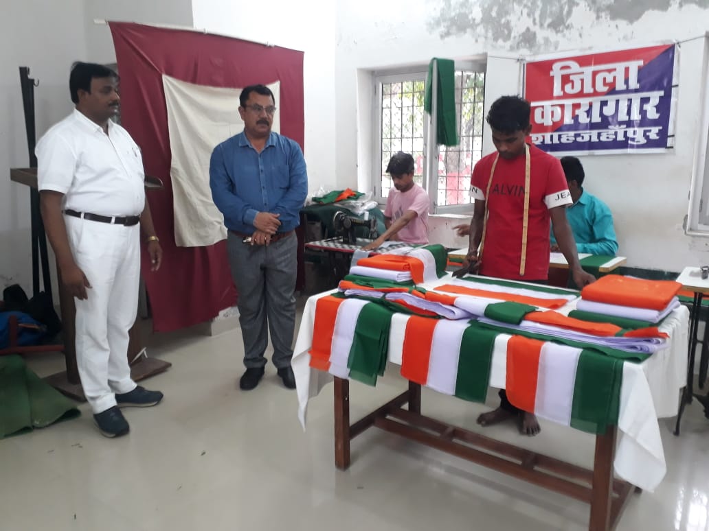 Photo of शाहजहांपुर जेल की सराहनीय पहल बन्दी तैयार करेंगे 6500 तिरंगा