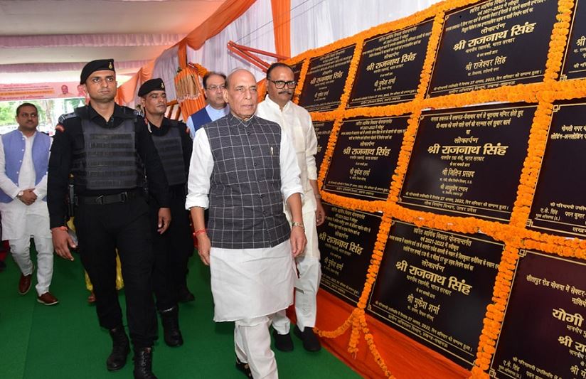 Photo of लखनऊ में रक्षा मंत्री ने 158 करोड़ की विकास परिजनाओं का किया लोकार्पण और शिलान्यास