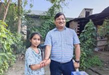 रक्षाबंधन का पर्व मनाने श्रद्धा के घर पहुंचे बेसिक शिक्षा अधिकारी