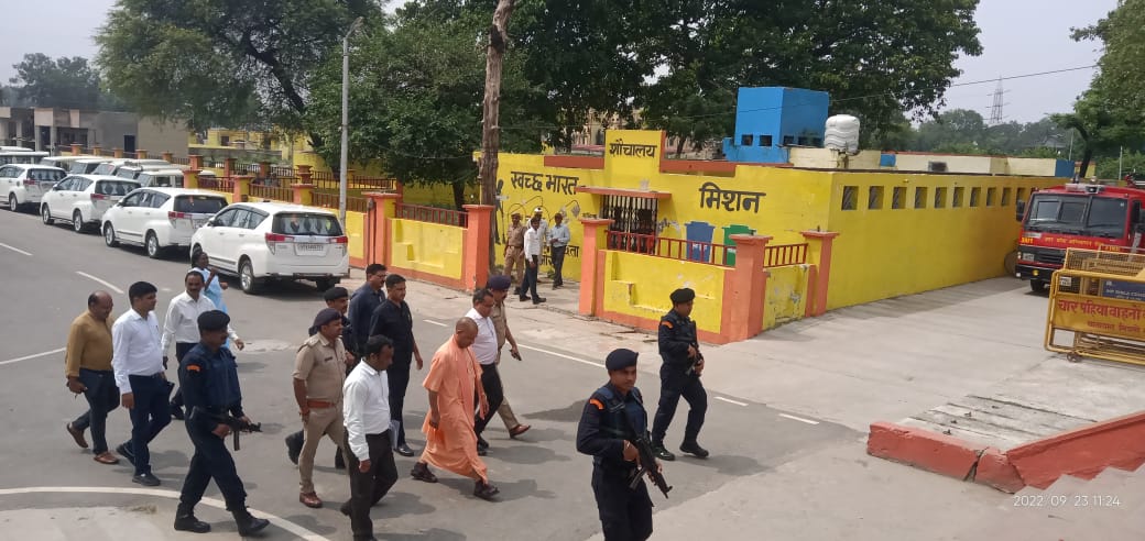 Photo of मुख्यमंत्री अचानक पहुंचे अयोध्या अधिकारियों के हाथ पांव फूले