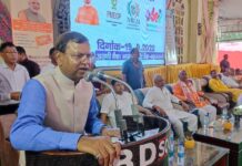 केंद्रीय वित्त मंत्री ने बैंको द्वारा लगाई गई स्टालों का निरीक्षण किया