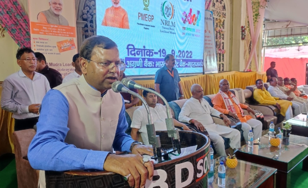 Photo of केंद्रीय वित्त मंत्री ने बैंको द्वारा लगाई गई स्टालों का निरीक्षण किया