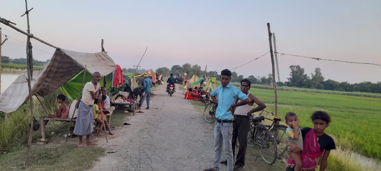 Photo of 490 की आबादी में भेजा जा रहा 110 पैकेट खाने का डिब्बा