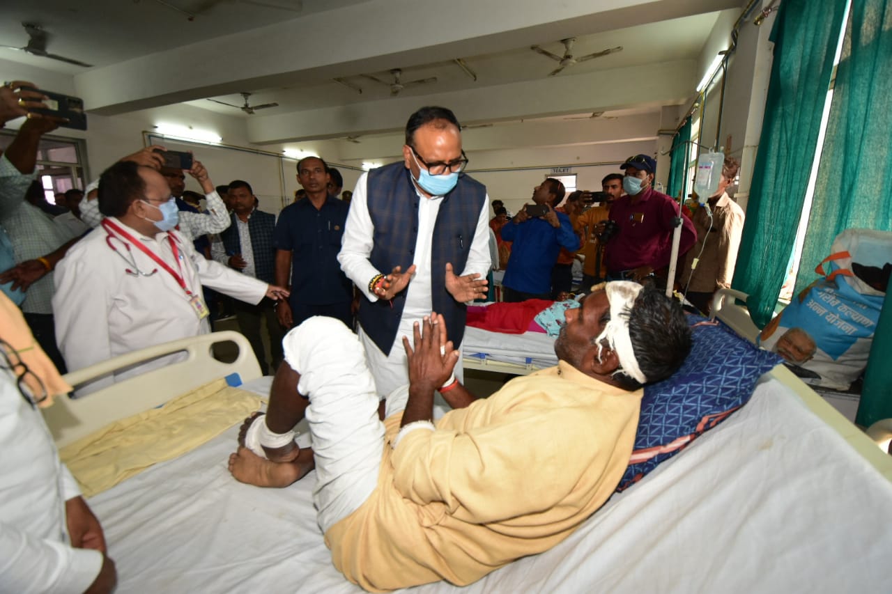 Photo of बृजेश पाठक के औचक निरीक्षण से बाराबंकी जिला अस्पताल में मचा हड़कंप