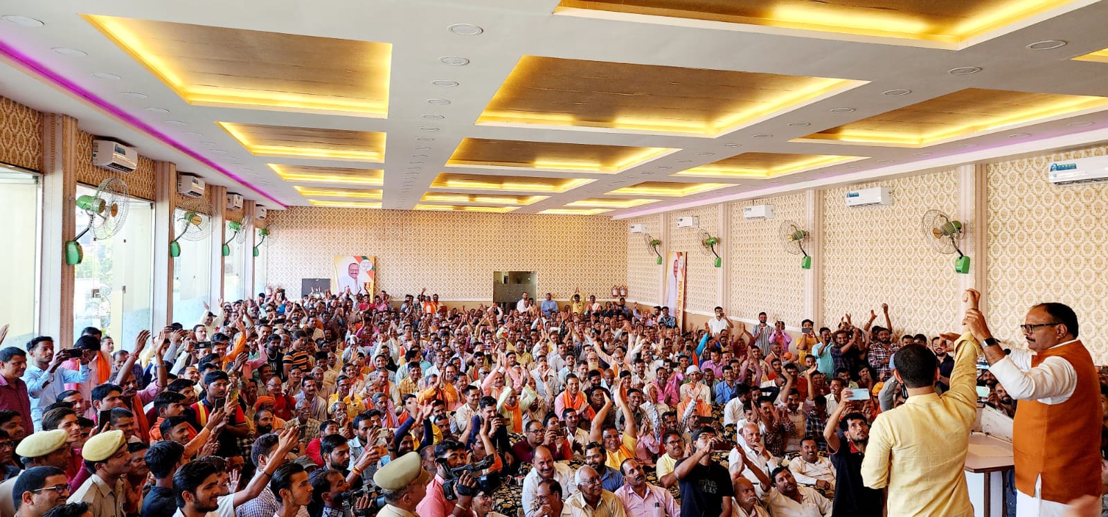 Photo of डीरेल हो चुकी सपा भाजपा में चौतरफा विकास- ब्रजेश पाठक