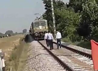 ट्रैक पर लाल झण्डा लगा कर गेटमैन सो गया