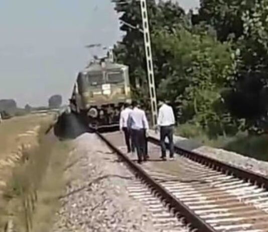 ट्रैक पर लाल झण्डा लगा कर गेटमैन सो गया