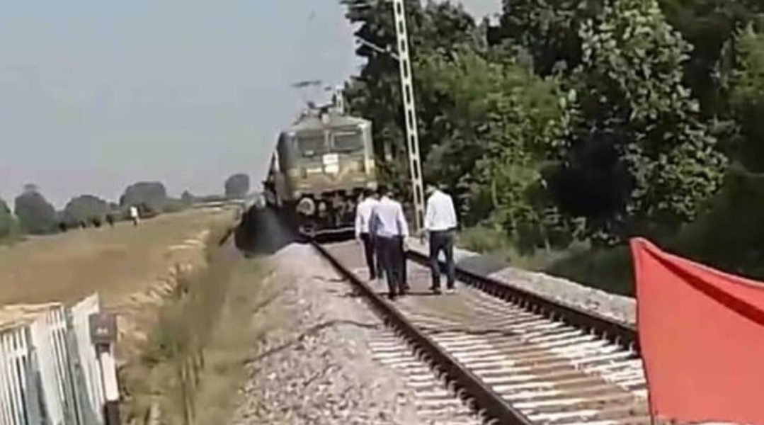 Photo of ट्रैक पर लाल झण्डा लगा कर गेटमैन सो गया